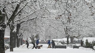 Седмицата започва със снежно и студено време