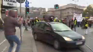 Студентка е тежко ранена, след като автомобил се вряза в протестиращи в Белград