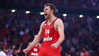 <span class="highlight">Везенков</span> вкара 13 точки и направи 9 борби за победа на "Олимпиакос" над "Реал"