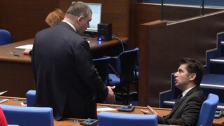 "Алфа Рисърч": ДПС <span class="highlight">на</span> Пеевски почти настига "Продължаваме промяната - Демократична България"