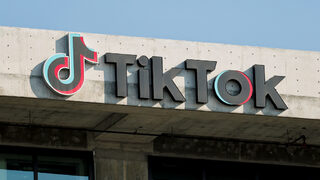 "Тикток" отново работи в САЩ, но Тръмп поиска половината да е американска