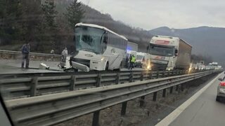 Автобус катастрофира на магистрала "Хемус" в района на Жерково, трима пострадаха