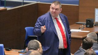 Трима <span class="highlight">областни</span> <span class="highlight">управители</span> подадоха оставките си след искане на Пеевски