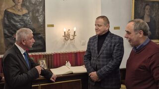 Предозиране: Съюзът на писателите иска да венцехвали служителите на МВР