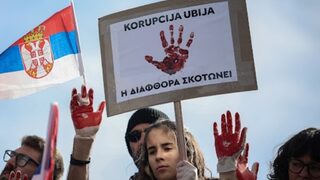 Правителството в Белград падна сред масови протести срещу корупцията