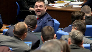 Пеевски иска парламентарна <span class="highlight">комисия</span> да разследва и елиминира влиянието на <span class="highlight">Сорос</span>