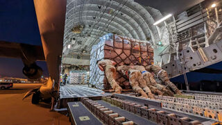 Стотици партньори на USAID са освободени в <span class="highlight">отпуск</span> или с прекратени договори