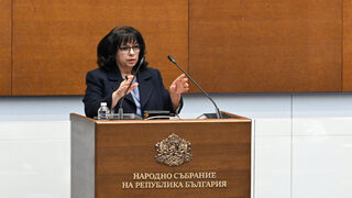 Дебат за бюджета в парламента ще се запомни с хвърляне <span class="highlight">на</span> правилника по Киселова