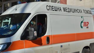 След силно задимяване в дом за възрастни хора жена почина, а двама полицаи са обгазени