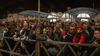 Стотици хора бягат от Санторини заради продължаващите трусове