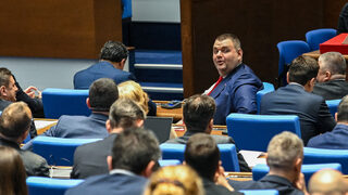 Бързането с регулаторите опозицията разчете като знак за нестабилност в кабинета и възможност за участие на Пеевски