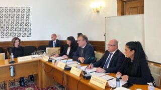 Социалният министър обеща ремонт на 81 държавни дома <span class="highlight">за</span> <span class="highlight">стари</span> <span class="highlight">хора</span>