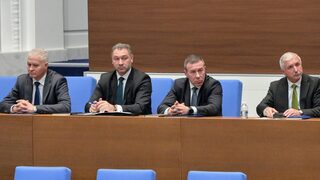 Шефове на служби обявиха, че не знаят къде е Петьо Еврото и не са чели архива му