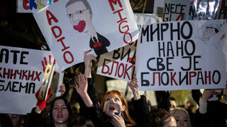 Протести и геополитика може да свалят правителството в Сърбия