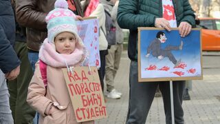 "Когато порасна, ще стана студент": Сръбската общност в България протестира в София