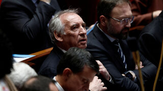 Френският парламент гласува неуспешно за свалянето на премиера