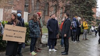 Фотогалерия: Граждани протестираха срещу спирането на нощни линии в София