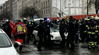 Кола се вряза в профсъюзен митинг в Мюнхен, 15 души са ранени