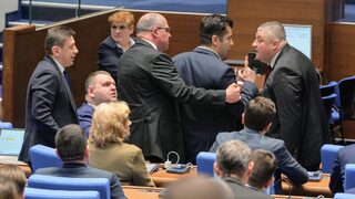 Фотогалерия: Заплахи и сблъсъци в парламента - Петков срещу Байрам и Цонев срещу Чорбов