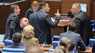 Фотогалерия: Заплахи и сблъсъци в парламента - Петков срещу Байрам и Цонев срещу Чорбов