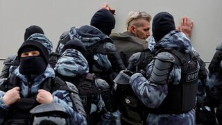Русия преследва поддръжници на Навални една година след смъртта му