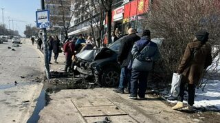 Автомобил се заби в стълб пред автобусна спирка в София, има двама ранени