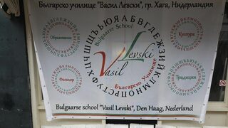 Директор изгони шест деца заради неплатени...дарения: как функционират българските училища в чужбина