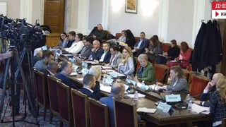 Дискусията в парламента за това как трябва да се продават вейповете (видео)