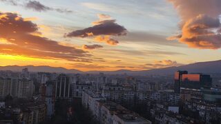 Облаци на запад и слънце на изток