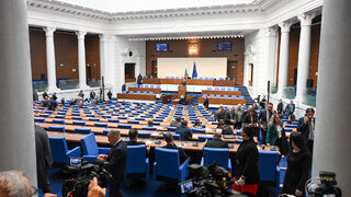 Парламентарната зала се опразни, когато Костадинов започна да чете декларация на "Възраждане"