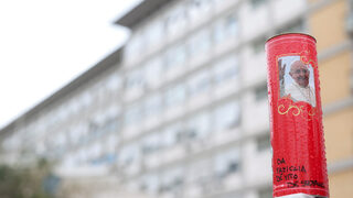 Папа Франциск остава в критично състояние