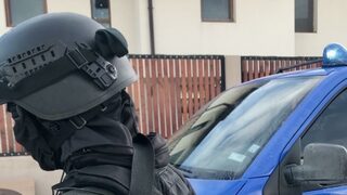 Полицаи откриха в София голямо количество <span class="highlight">вейпове</span> и течност за електронни цигари