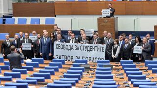 Никой в парламента освен МЕЧ не пожела да чуе декларация на "Възраждане"