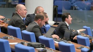 Костадинов обяви, че той е народът, а парламентът осъди с декларация поведението на "Възраждане"