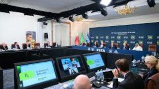 Промяна на футболните правила: Ще отсъждат ъглов удар за бавене на времето
