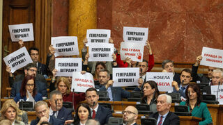 Опозицията в Сърбия хвърли димни гранати в парламента