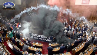 Снимка на деня: Димки и <span class="highlight">сбиване</span> белязаха първото заседание на новия сръбски парламент
