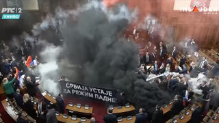 Димни гранати в сръбския парламент: Опозицията иска сваляне на режима на Вучич (видео)