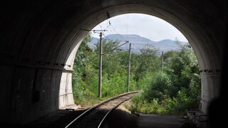 Тръбите на най-дългия жп тунел в България са на вълни и поддават, започва ново укрепване