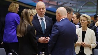 "Алфа рисърч": Само 14% от българите подкрепят България да е на страната на САЩ в спора с ЕС