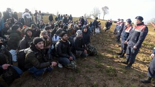 Повече от половината българи не приемат мигранти да работят в страната, сочи изследване