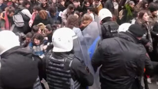 Студенти влязоха в сблъсък с полицията заради ареста на кмета на Истанбул (видео)