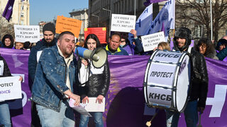 Протестиращи пред парламента искат "видимо увеличение" на заплатите в бюджетния сектор