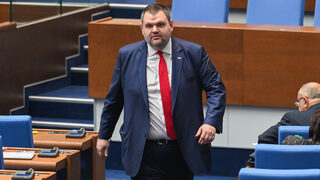 Парламентът одобри създаването <span class="highlight">на</span> държавна верига магазини по идея <span class="highlight">на</span> Пеевски