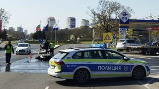 Кола се запали на входа на Бургас след удар в мотоциклет