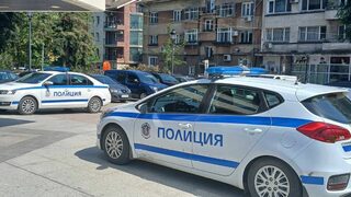 "БОЕЦ" публикува видео от архива на Еврото: С плюнка и прах полицай състарява документ
