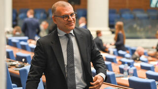 ГЕРБ, Пеевски, БСП и "Има такъв народ" върнаха Симеон Дянков в държавните финанси