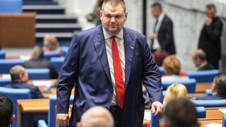 Цитат на деня: Една женица, която е сгазила лука, като се е завирала при Петьо Еврото, измисля лъжи