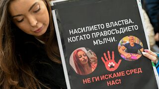Фотогалерия: Хиляди излязоха на протест срещу насилието <span class="highlight">над</span> <span class="highlight">животни</span>