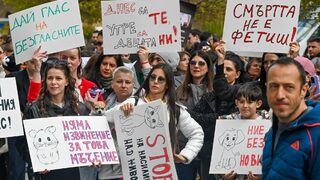 Фотогалерия: Хиляди излязоха на протест срещу насилието <span class="highlight">над</span> <span class="highlight">животни</span>